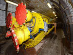 Steht zumindest auf Schienen... Ein Tunnelfräser im Deutschen Bergbaumuseum Bochum. (Februar 2012)