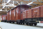 06. August 2016, Waldeisenbahn Bad Muskau bei Weißwasser. Im Museumsbahnhof  Anlage Mitte  befindet sich eine umfangreiche Fahrzeugsammlung. Im Bild die restaurierten Wagen 04-012 und 07-005