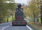 Seltsame Zufälle gibt es, auf der Rückfahrt aus dem Altvatergebirge , zwischen Žamberk (deutsch Senftenberg) und Vamberk (deutsch Wamberg) gewährt der Fotograf diesem Transporter die Vorfahrt. nach dem Aussehen der Lok und dem Kennzeichen des Anhängers handelt es sich wohl um eine Lok der Muskauer Waldeisenbahn. 22.10.2021 11:22 Uhr. 22.10.2021 Siegfried Heße 
Übrigens, meine Frau als Beifahrerin hat das Foto geschossen und die Veröffentlichungserlaubnis erteilt.  22.10.2921 09:10 Uhr.