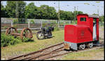 Jüngeren Besuch in Form eines DKW Motorrades 250R bekam am 26.5.2018 die weitaus ältere, Baujahr 1938, Feldbahnlok 4  Annette  im Westfälischen Feldbahn Museum in Lengerich.