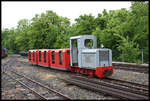 Lok 16  Klara  ist hier am 25.5.2015 mit einem Personenzug, bestehend aus Grubenwagen, im Freigelände des Westfälischen Feldbahn Museum in Lengerich zu sehen. Der Lok sieht man das Baujahr 1919 wahrlich nicht an. 