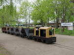 In der Ziegeleibahnhaltestelle Ziegelmuseum des Ziegeleipark Mildenberg steht eine 500 mm Feldbahndiesel  mit Lorenanhänger am 13.