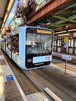 Die 15. Generationen der Wuppertaler Schwebebahn an der Station  Landgericht : 09.03.24