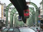 Vohwinkeler Strae / Kaiserstrae - hier fhrt die Bahn etwa einen Kilometer weit gerade ber eine vielbefahrene Strae. 22.3.2008