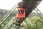 Eine Wuppertaler Schwebebahn bei der Einfahrt in den Bahnhof Zoo, 9.Juli.2008