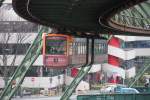 Wagen 26 schwebt am 01.04.2012 Richtung Oberbarmen in den Hp Hauptbahnhof ein.