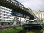 Wuppertaler Schwebebahn in Richtung Vohwinkel am Haltepunkt Hauptbahnhof.(29.6.2012)

