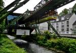 Wuppertaler Schwebebahn in Richtung Vohwinkel am Haltepunkt Stadion/Zoo.(25.5.2014) 