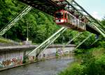 Wuppertaler Schwebebahn in Richtung Oberbarmen Bahnhof am Haltepunkt Stadion/Zoo.(25.5.2014) 
