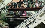 Viel Stahl und eine Bahn -

Schwebebahn-Impression an der Station Kluse.

04.10.2014 (M)