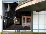 Blick in die Wagenhalle -    Vom Bahnsteig der östlichen Endstation Oberbarmen kann man in die Schwebebahn-Wagenhalle blicken.