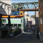 Ein Schönheit ist Wuppertal nicht -    aber die Schwebebahn ist eine große Attraktion.