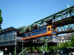 Wuppertaler Schwebebahn in Richtung Vohwinkel am Haltepunkt Oberbarmen Bahnhof.(5.6.2015)  