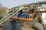 Schwebebahn Gtw 26 in Wuppertal, am 10.04.2016.