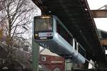 Die neue Schwebebahn 04 als Dienstfahrt am Bruch in Wuppertal, am 07.12.2016.