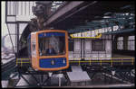 Schwebebahn Wagen 9 der Linie 6 befindet sich hier am 7.12.1989 den Endbahnhof Wuppertal Oberbarmen.