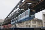 Die neue Schwebebahn GN02 an der Kluse in Wuppertal, am 18.12.2016.