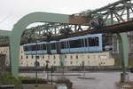 Die neue Schwebebahn GN05 am Stadion/Zoo in Wuppertal, am 18.12.2016.