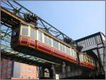 Einfahrt in die Wagenhalle bei der End-Haltestelle Oberbarmen der Wuppertaler Schwebebahn.