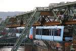 Die neue Schwebebahn GN01 am Döppersberg in Wuppertal, am 02.02.2017.