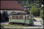 Eine alte stark verwitterte Trambahn, Wagen 23, stand am 11.8.1989 noch vor dem Kleinwagen Museum in Niedermühlbach.