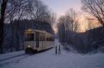 In der Abenddmmerung des 8.12.2012, im Zuge der Nikolausfahrten der BMB, passiert TW 337 auf der Bergfahrt die Haltestelle Friedrichshammer.