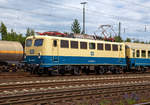 
Die 140 423-5 (91 80 6140 423-5 D-DB) vom DB Museum, ex DB E 40 423, am 18.06.2017 mit Pendelzug in Koblenz-Lützel. Am 17. & 18.6.2017 fand das große Sommerfest vom DB Museum Koblenz statt.

Die E 40 wurde 1963 von Henschel in Kassel unter der Fabriknummer 30656 gebaut, der elektrische Teil ist von den Siemens-Schuckert-Werke (SSW), und als E 40 423 an die Deutsche Bundesbahn geliefert. Zum 01.01.1968 erfolgte die Umzeichnung in DB 140 423-5. Aus den aktiven Dienst schied sie 2011 aus und ging ins DB Museum Koblenz-Lützel. Dort wird die Lok in der ehemaligen Farbgebung türkis/beige erhalten und wird als Zugfahrzeug für Überführungen und Sonderzüge genutzt.

Die ab dem Jahr 1968 als Baureihe 140 geführten Loks sind technisch gesehen eine E 10.1 ohne elektrische Bremse, jedoch mit geänderter Übersetzung des Getriebes. Mit 879 Exemplaren ist die E 40 die meistgebaute Type des Einheitselektrolokprogramms der Deutschen Bundesbahn. Ihre zulässige Höchstgeschwindigkeit betrug am Anfang entsprechend ihrem vorgesehenen Einsatzgebiet im mittelschweren Güterzugdienst 100 km/h, diese wurde im Juni 1969 jedoch auf 110 km/h erhöht, um die Züge zu beschleunigen und die Loks auch besser im Personen-Berufsverkehr einsetzen zu können.

TECHNISCHE DATEN:
Spurweite: 1.435 mm (Normalspur)
Achsanordnung: Bo´Bo´
Länge über Puffer: 16.440 mm
Drehzapfenabstand: 7.900 mm
Achsstand in den Drehgestellen: 3.400 mm
Gesamtachsstand: 11.300 mm
Treibrad-Durchmesser: 1.250 mm
Dienstgewicht:  86,4t
Achslast: 21,5t
Zulässige Höchstgeschwindigkeit: 110 Km/h (Anfangs 100 km/h)
Stromsystem: Einphasen-Wechselstrom 15 000 V, 16 ²/³ Hz
Nennleistung: 3.700 kW (5.032 PS)
Zugkraft: 336 kN
Anzahl Fahrmotoren:  4
Fahrmotor-Typ: SSW WB 372
Antrieb: Gummiringfeder
Nennleistung Trafo: 4040 kVA
Anzahl Fahrstufen:  28