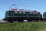 In den Abendstunden des 7. Mai 2018 fuhren die historischen Fahrzeuge von ihrem Einsatz beim Bahnhofsfest Lauda nach Koblenz zurück.
Insgesamt waren es 6 Loks, 5 Personenwagen und 1 Flachwagen beladen mit dem Adler.
Gesehen auf der Rhein-Main-Bahn KBS 651.
Hier E 40 128 als Zuglok