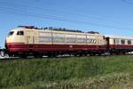 In den Abendstunden des 7. Mai 2018 fuhren die historischen Fahrzeuge von ihrem Einsatz beim Bahnhofsfest Lauda nach Koblenz zurück.
Insgesamt waren es 6 Loks, 5 Personenwagen und 1 Flachwagen beladen mit dem Adler.
Gesehen auf der Rhein-Main-Bahn KBS 651.
Hier 103 113-7