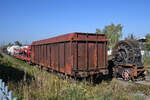 Blick über den Zaun des Eisenbahnmuseums in Koblenz auf einen gemischten Güterzug mit ausgedienten Wagen. (September 2021)