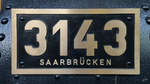 Gusseisernes Schild an der Dampflokomotive 3143  Saarbrücken  (Preußische G 3). (Verkehrsmuseum Nürnberg, Mai 2017)