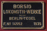 Gusseisernes Schild an der Stromliniendampflokomotive 05 001.