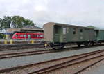 Blick aus dem Museum Neuenmarkt Wirsberg auf den Bahnhof heraus am 14.07.2019  Mit im Bild die Donnerbüchse Pwgs 41 124 757.