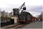 01 150 beim Bekohlen am 8. Februar 2014 im Kohlenhof des DDM (Deutsches Dampflokomotiv-Museum) in Neuenmarkt-Wirsberg.
Die Lokmannschaft macht sich wärendessen an das Abschmieren des Fahrwerks.