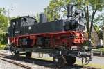 750 mm Schmalspurlok 99 1562-0 auf einem regelspurigen Flachwagen. Deutsches Dampflokmuseum Neuenmarkt-Wirsberg, 04.06.2015

öffentlich zugängliches Museumsgelände

Hersteller: Richard Hartmann, Chemnitz
Fabriknummer: 3215
Baujahr: 1909
Betreibernr. z.Z.d. Aufnahme: 99 1562-0
ursprüngl. Fahrzeugnr.: IV K 152 (sächs)
Umzeichnungen: 99 562 (?); 99 1562-0 (01.07.1970); 099 704-9 (01.01.1992)
