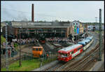 16. Dresdner Dampfloktreffen 2024: Der altbekannte Blick von der Nossener Brücke auf das Eisenbahnmuseum in Dresden-Altstadt. Die Schienenbusse der Wisentatalbahn (VT 789 813-1, 592-1 und VS 998 663-1) pendelten zwischen BW und Hauptbahnhof. 13.04.2024