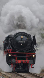 Die Dampflokomotive 001 180-9 macht an einem verregneten 1.