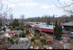 Hinter Kleingärten befindet das Eisenbahnmuseum Leipzig-Plagwitz des Verein Eisenbahnmuseum Bayerischer Bahnhof zu Leipzig e.V., erkennbar an den Personenwagen. Aufgenommen von der Kurt-Kresse-Straße während der 21. Leipziger Eisenbahntage. [24.3.2018 | 12:18 Uhr]