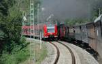 Am 26.08.2018 begegnen sich der Museumszug  Kuckucksbähnel  gezogen von der Dampflok  Speyerbach  und eine S-Bahn der Baureihe 425 auf der Hauptstrecke zwischen Neustadt a. D. Weinstraße und Lambrecht.