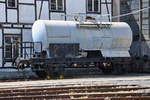 Ein alter zweiachsiger Kesselwagen im Eisenbahnmuseum Weimar.