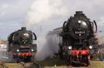 03 1010 macht auf ihrer Präsentationsfahrt im Bahnmuseum Bw Weimar, anläßlich des am 08.10.2011 stattfindenden Eisenbahnfestes, kräftig Dampf! Rechts im Bild steht 52 8154 mit dem Meininger Sonderzug.