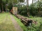 Hier sehen wir verscheidene Güterwagen auf 600mm Spurbreite im Feldbahnhof Oekoven abgestellt.