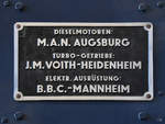 Herstellerschild an der hydraulische Diesellokomotive V 140 001. (Eisenbahnmuseum Freilassing, August 2020)