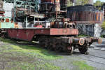 Ein schwerer Flachwagen zum Transport von Stahlträgern, entdeckt auf dem Museumsgelände der Henrichshütte.