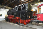 Die Güterzugtenderlokomotive 89 008 wurde 1938 bei Henschel gebaut und ist Teil der Ausstellung im Mecklenburgischen Eisenbahn- und Technikmuseum Schwerin. (März 2022)