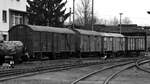 Ein paar ausgediente Güterwagen sind im Außenbereich des Mecklenburgischen Eisenbahn- und Technikmuseum Schwerin abgestellt.