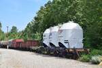 Am Eingang zum Museum Hilbersdorf stehen einige alte Güterwagen ausgestellt.