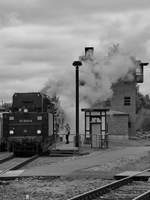  Vorsicht an der Bahnsteigkante, der Zug fährt ab  - die Dampflokomotive 50 3648-8 zieht wenige Sekunden später einen Sonderzug vom Gelände des sächsischen Eisenbahnmuseums in Chemnitz-Hilbersdorf. (September 2020).