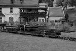 Im sächsischen Schmalspurbahnmuseum Rittersgrün stand Ende September 2020 dieser mit Schienen beladener Rf6-Rollwagen (97-07-60), einer von nur fünf erhaltenen Exemplaren mit sechs Achsen.