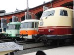 Welch ein schöner Anblick....103 226-7 der DB und zwei hervorragend restaurierte  UERDINGER stecken ihre Fronten vorwitzig aus dem Ringlokschuppen  am 20.8.2016 beim Lokschuppenfest